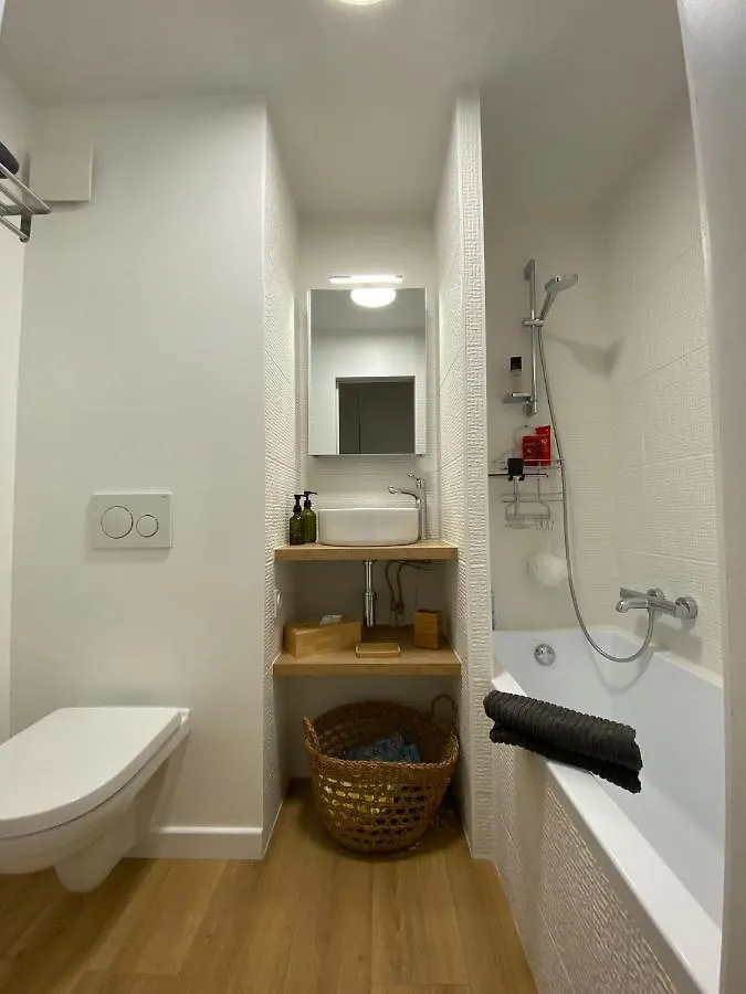 Dolce-Vita Appart 3 Etoiles, Climatise , 50M De La Mer Et Aux Portes De Menton ,Parking Gratuit Rocabruna